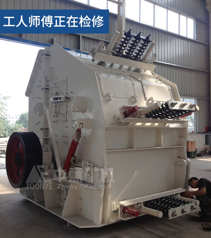 Рабочий мастер ремонтирует оборудование.