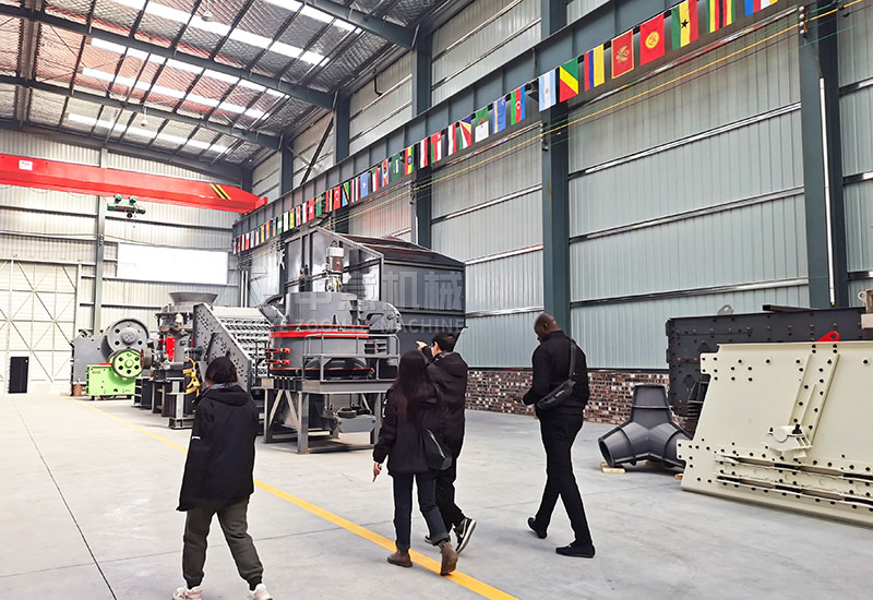 Клиенты посещают выставочный зал